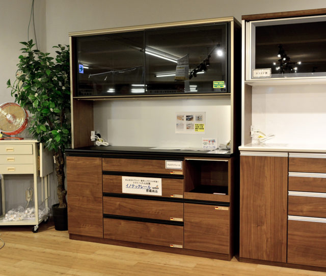 安心の日本製食器棚。ドイツのヘティヒ社製レール使用で引き出し耐荷重約30kgでスムーズ開閉で快適！
