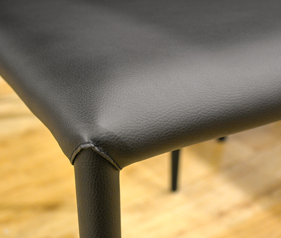 ブラックカラーと細身の脚でスタイリッシュなダイニングチェア。広めの座面でゆったり座れる♪張地は合成皮革で汚れたときはサッと水拭きでお手入れ簡単