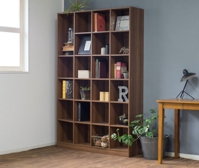壁面を利用してたっぷり収納できるハイタイプの書棚！お家が片付くこと間違いなし！高さをアレンジできる可動棚タイプなので、本棚はもちろん飾り棚としても自由に使える！
