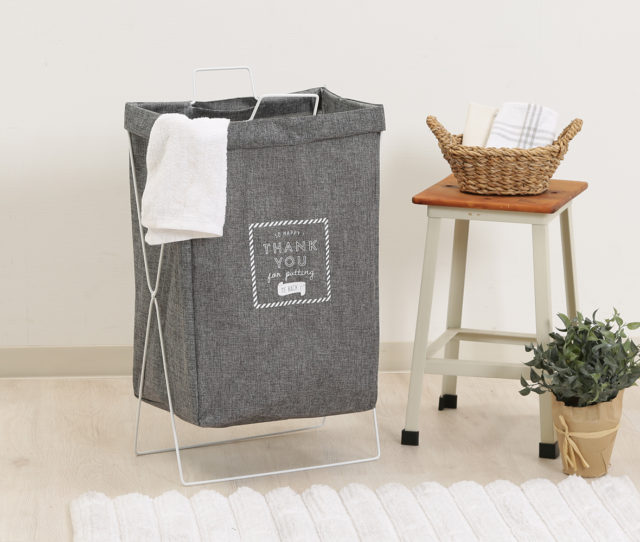 口が広く洗濯物なども入れやすい折り畳み可能なランドリーボックス！持ち運びに便利な取っ手付きで、袋を掛けるとゴミ箱としても使用可能。内側は撥水加工が施されており、濡れた洗濯物もそのまま入れることが可能でお手入れやすい！