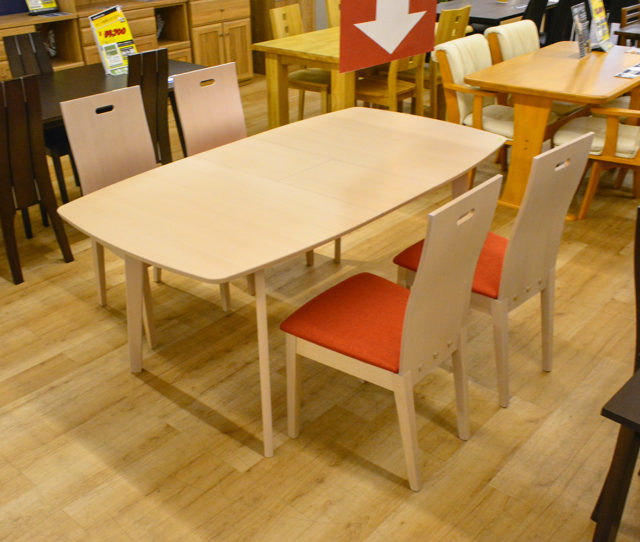 急な来客時に便利！テーブル幅が30cm伸長できるダイニング5点セット！テーブル角は丸みのあるデザインで小さなお子様のいるご家庭に◎チェアはシンプルで緩やかな曲線を描いたデザインで、背もたれも高くゆったりと座れます。