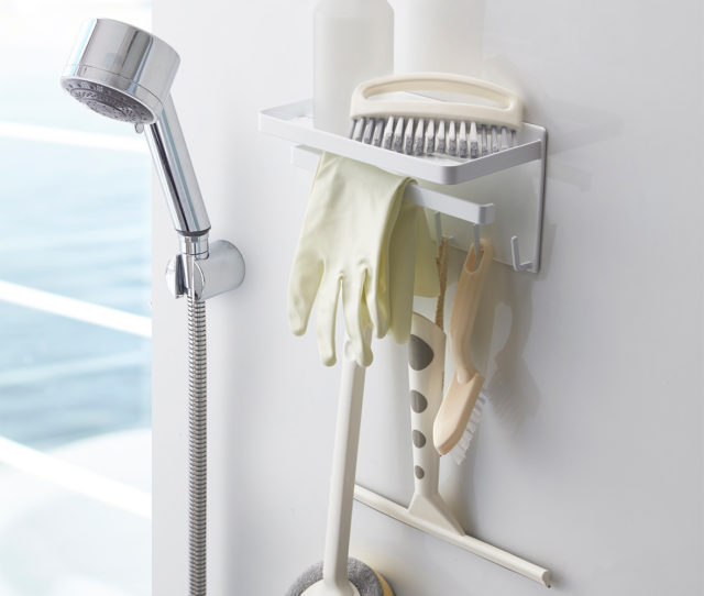 バスルームの小物を一括収納できる！マグネットが付く浴室壁面に簡単取り付け多機能ラック。ブラシなどを掛けておくのに便利なフックが6箇所あるので、風呂掃除道具の収納にも便利。ラック底面には隙間があり、水切れも◎