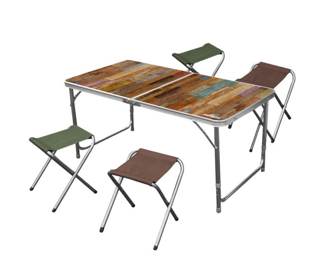 ウッド調のテーブルがお洒落なアウトドアテーブル&チェアセット。広々と使えるテーブルは使用シーンに合わせて、高さを3段階で調節できます。軽くて丈夫なアルミ仕様、テーブル内にチェアを格納できるので携帯性が抜群！