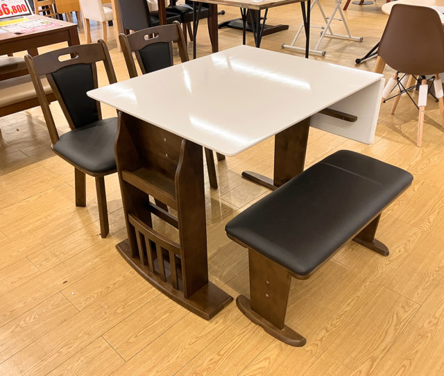 シーンに合わせてテーブルを広げて使える伸長式食卓4点セット。チェアは回転式なので立ち座りラク！テーブル横に収納棚があり散らかりがちな小物をサッと収納できる！ベンチはテーブル下に納できるので、コンパクトに収まります。