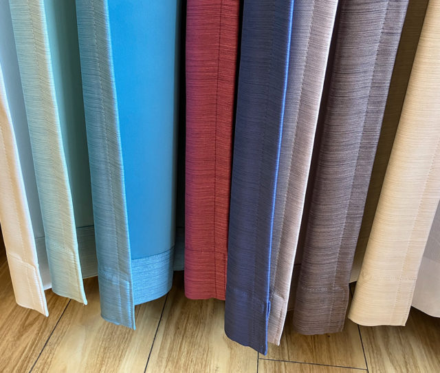 機能盛沢山のカラフルなドレープカーテン！丈は1cm単位でオーダーOK！8色からお部屋にあった色を選べます。外の光をほとんど通さない遮光１級！防炎・遮熱・ウォッシャブル機能付きで洗えて清潔に保てます。