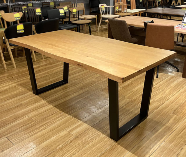 木のラインが美しいテーブル！天板は自然で温かみのある天然木ならではの風合いで触り心地が良く、ブラックアイアン脚の組み合わせが◎和室でも洋室でも合わせやすいデザイン！みんなで囲む食卓テーブルにピッタリ