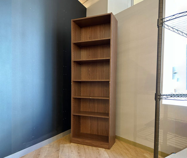 使い勝手の良いベーシックな #多目的書棚。たっぷり収納できるハイタイプは、お家が片付くこと間違いなし！リビング、キッチン、書斎など置き場所を選ばず◎高さを調節できる可動棚なので、本棚はもちろん飾り棚としても自由に使える！