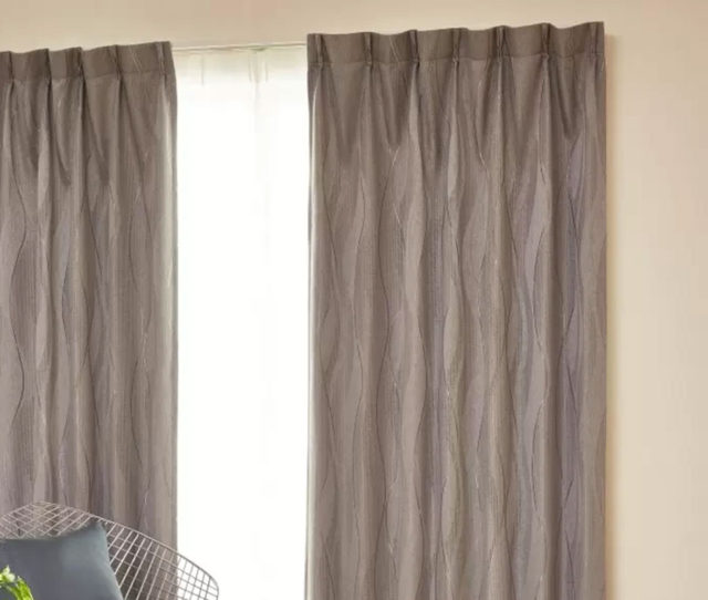 ＜ #オーダーカーテン＞どんなお部屋にも馴染みやすい #ドレープカーテン！光沢感のあるラインデザインが、窓辺を上品な雰囲気に◎遮光2級で紫外線をカット、ご家庭でお手入れしやすいウォッシャブルタイプです。