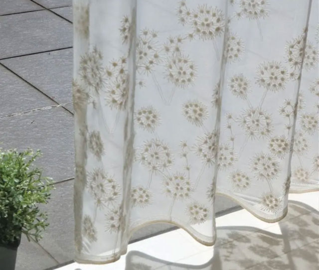 ＜#オーダーカーテン＞透け感が美しい生地と立体感のある刺繍が施された模様は、風でゆらぐたびタンポポが舞っているかのような爽やかな雰囲気の窓辺に◎ご家庭でお手入れしやすいウォッシャブルタイプの #レースカーテンです。