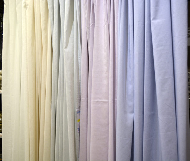 薄くて軽いのに高機能！優しいカラーリングの #ミラーレースカーテン。電気をつけても外から見えにくいミラー機能に、断熱・UVをしっかりカット！明るさはお部屋にたくさん取り込める！既製カーテンなので即購入、当日設置可能！