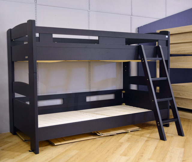 珍しいダークブラウンの #２段ベッド。下段ベッドは片側のフレームがなくて出入りしやすい！また上下別々に分解してシングルベッド2つとしても使用できるので、子どもの成長に合わせてカスタマイズできます。