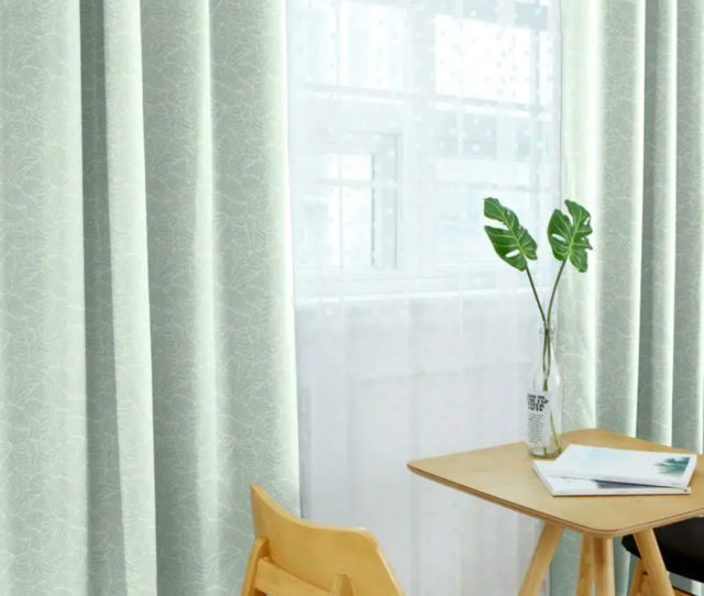 ＜#オーダーカーテン＞シンプルな葉っぱをラインで表現した #ドレープカーテン。浮き上がった様な模様のふくれ織りは、柔らかで安らぎのあるナチュラルな雰囲気のお部屋に◎ご家庭でお手入れしやすいウォッシャブル機能付き！