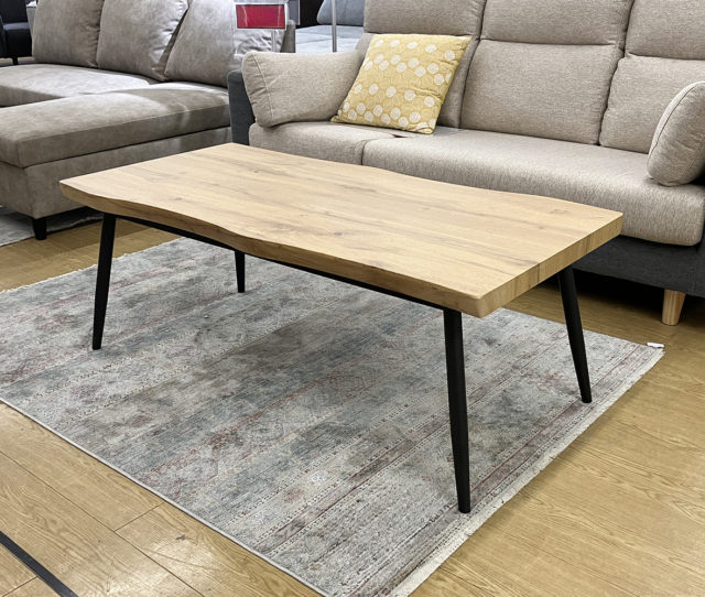 ナチュラルな木目が美しい #センターテーブル。1枚板を思わせる天板側面の波型がGOOD！ソファ前に置いても圧迫感がなく、リビングを広々と見せてくれるサイズ感◎お部屋に落ち着きと温かみをプラスし、北欧テイストやナチュラルモダンなインテリアにぴったりです。