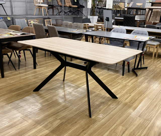 120cmから最大160cmまで伸ばせる #伸長式テーブル。普段はコンパクトに省スペース、来客時や食事シーンではワイドに広がり大活躍！木目調の強化シート貼り天板は、ナチュラルな雰囲気を演出しながら傷や汚れに強くお手入れ簡単◎両サイドを引き出すだけで中央の折りたたみ天板が展開され、スムーズに操作できます。