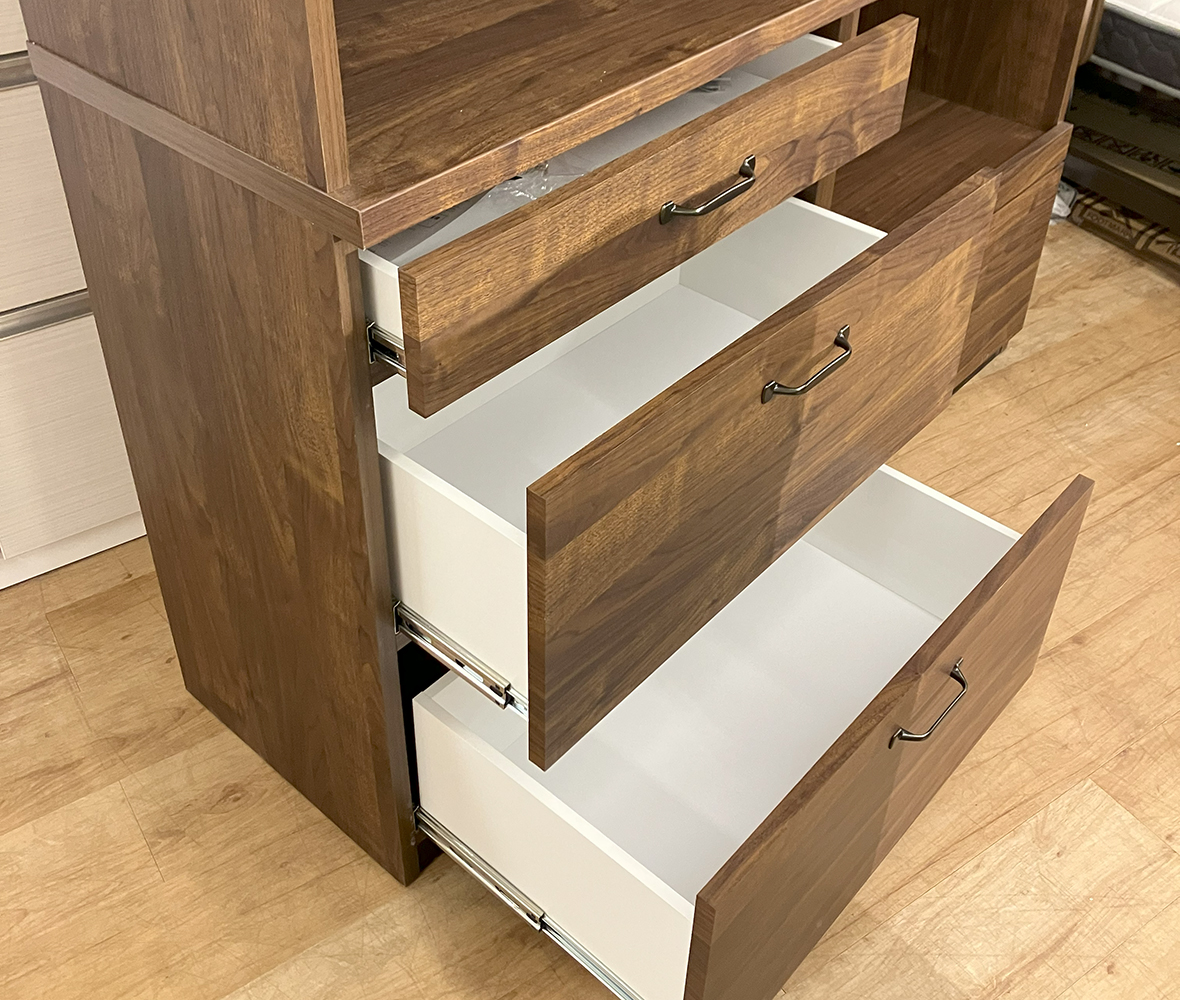 高級感ある落ち着いたウォールナット色#キッチンボード。高さ181cmは