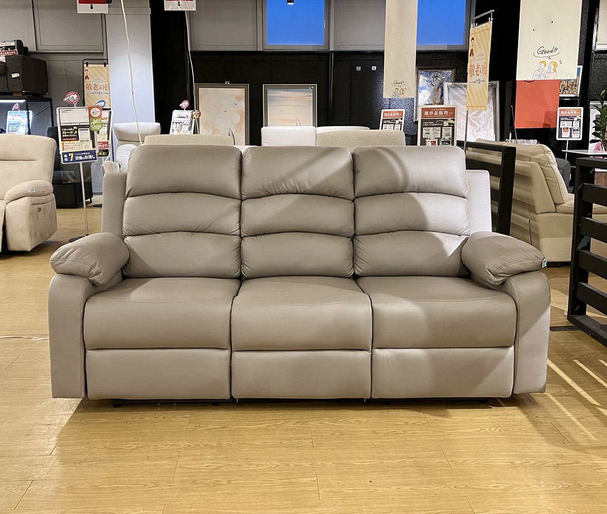 心地良い姿勢でくつろげる3人用#電動ソファ。左右のソファはボタン操作