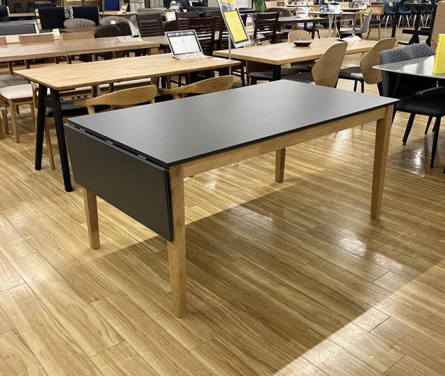 那覇店限定!片側を折りたたんで省スペース、広げてゆったり使える片バタ #伸長式テーブル。落ち着いたグレーの天板とナチュラルな木脚のコントラストが、お部屋をおしゃれに演出します。さらに、テーブル側面にはタオル掛け付きで、機能性も◎