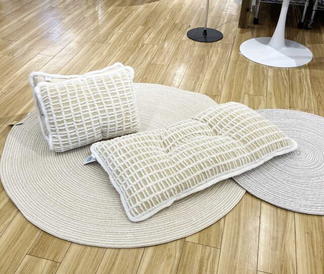 ごろごろする時は寝転んで、ボタンを留めれば三角形の背あてクッションに！多用途に使える2WAY #クッション。やさしく体を支えるもこもこ素材が心地よく、リラックスタイムにピッタリ！