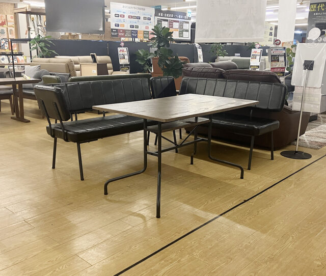 レイアウト自由自在の #ソファダイニングセット。L字・対面・横並びなど、お部屋やシーンに合わせてアレンジOK！ビンテージ風デザインでおしゃれに映え、食事もくつろぎ時間も快適に過ごせます。