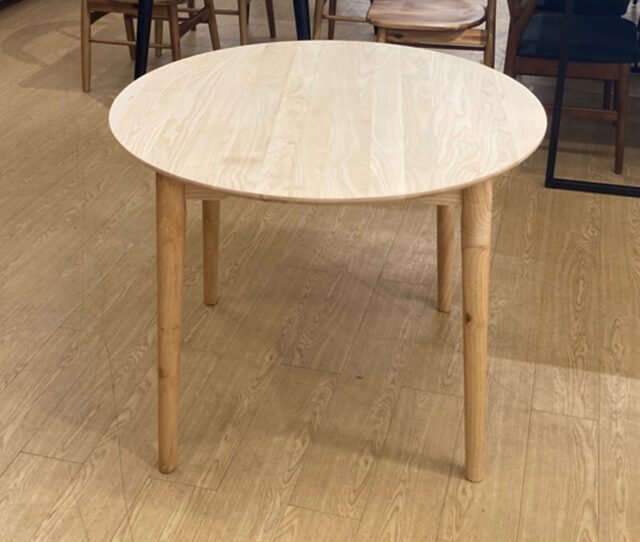 天然木アッシュ材を贅沢に使った無垢テーブル！幅90cmのコンパクトサイズで一人暮らしに最適◎シンプルなデザインはカフェテーブルとしても活用可能