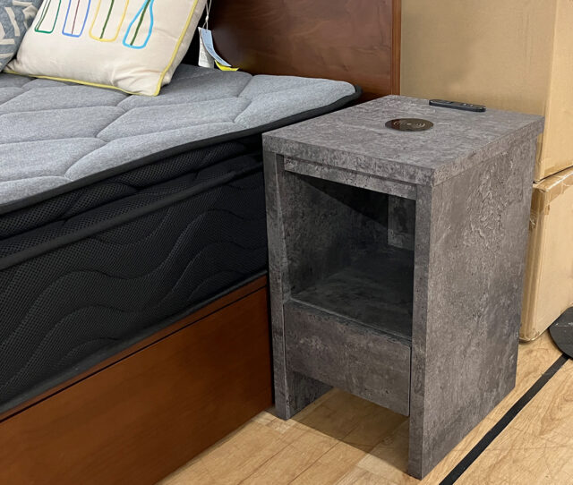 ワイヤレス充電付き！ベッド横に最適なサイズのナイトテーブル◎