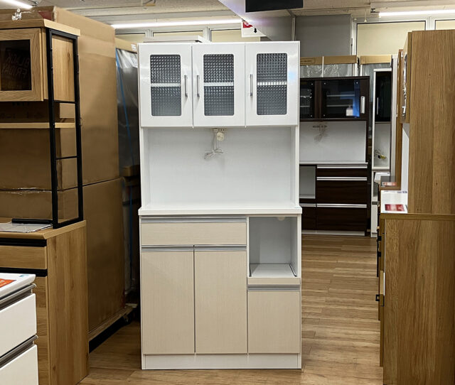 ガラス扉はチェック柄で中の食器が見えにくいようにしてます！安心・安全の国産キッチンボード◎