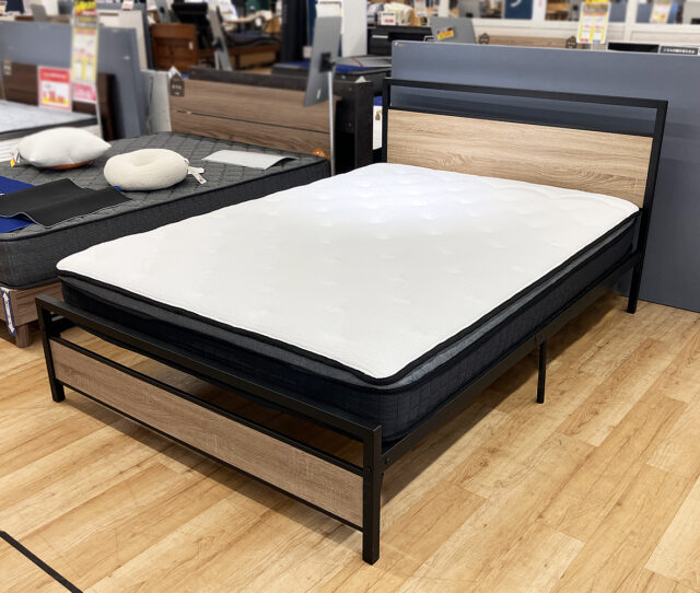 ダブルベッド！OKならポケットコイルマットレス付きのダブルサイズでこの価格！フレームは木目シートをNEWカラーに仕様変更！より木質感のある色合いになってます◎