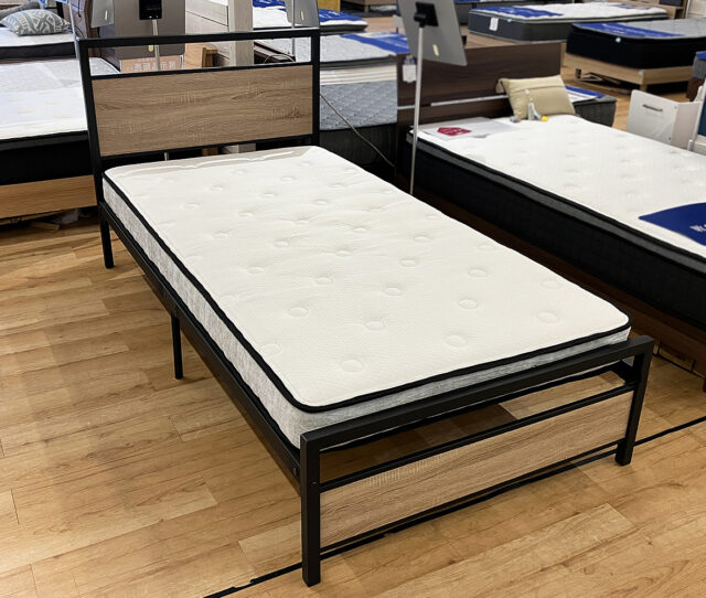 大好評につき再入荷！！１５CM厚の薄型マットレス！ポケットコイルを贅沢に使い底つき感もないしっかり弾力のあるマットレスです。薄型軽量なので日頃のシーツ取り換えなどお掃除も楽々です。今ならフレームセットでこの価格です！！