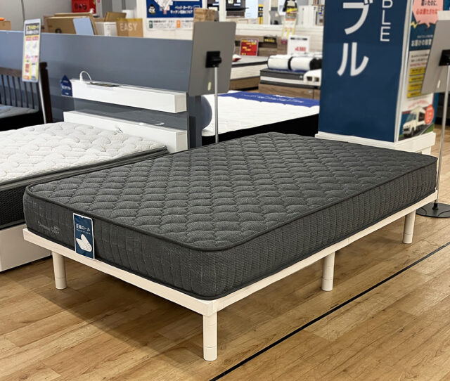 天然木パイン材を使用した見た目以上に頑丈なフレーム！脚部は連結式で3段階に高さが変えれます。ヘッドボード無しで上下を気にせずレイアウトが自由にできてお部屋の圧迫感も少ないシンプルデザインです。