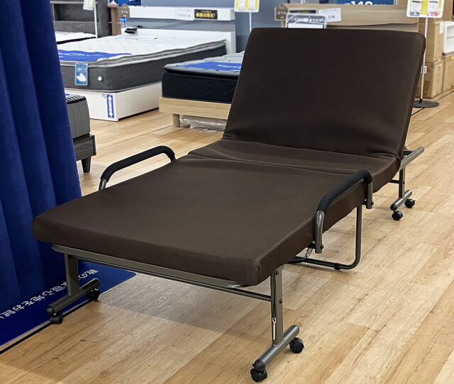 年末の帰省や来客用に重宝される折畳ベッドが入荷しました。リクライニング機能付きでソファ感覚でくつろぐことも出来ちゃいます！