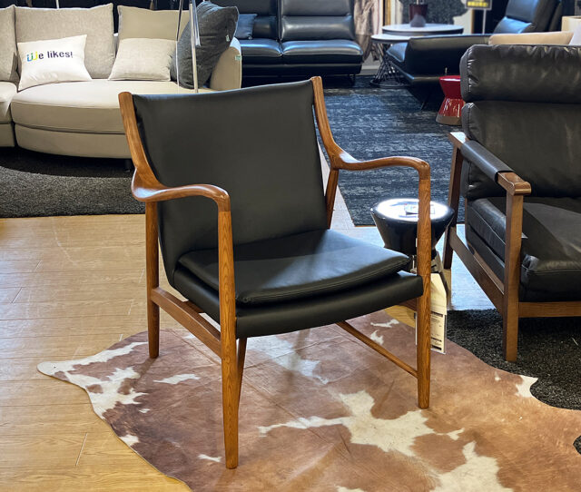 ＜ #プレミアム1点限り＞どこから見ても美しい肘の曲線は、まるでアートのような存在感◎座面が広く、ゆったりと腰掛けられる #1人掛けチェア。映画鑑賞や読書など、自分だけのリラックスタイムを心地よく楽しめます。