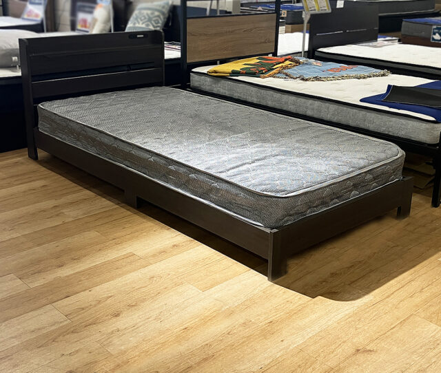 購入後すぐ持ち帰れる！しっかりとした寝心地のボンネルコイル&シンプルなデザインフレームの #シングルベッドセット。フレームは、ライト+USBポート付きでスマホの充電や就寝前のひとときにも便利◎