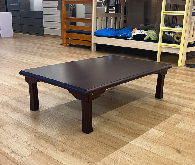 購入後すぐ持ち帰れる！急な来客には欠かせないシンプルデザインの #座卓。床に座っても使いやすい高さなので、家族団らんやくつろぎ時間にぴったり◎和室にも洋室にも合わせやすく、長く使える定番デザインです。