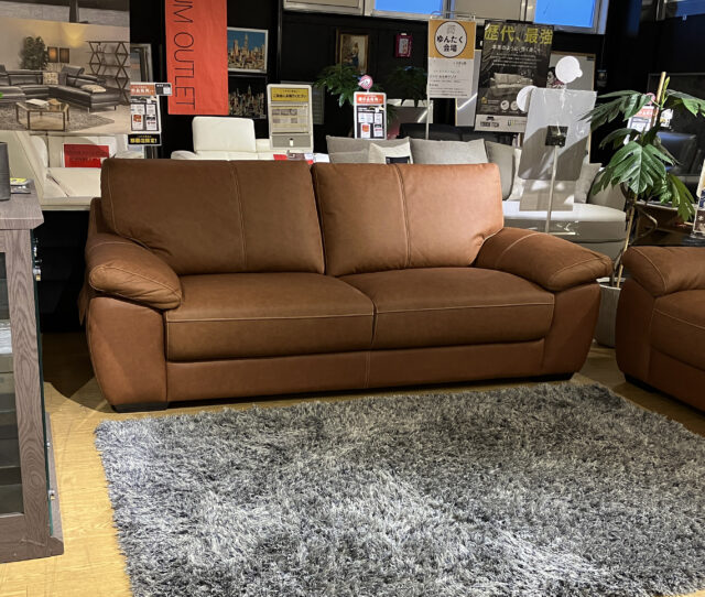 しっとりとした本革の肌触りがGOOD!使うほどに味わいが増す #本革3人掛けソファ。落ち着いたブラウンカラーは、リビングに自然となじみながら、お部屋を大人の雰囲気に。フェザー入りだから、ふんわりでやわらかな座り心地◎