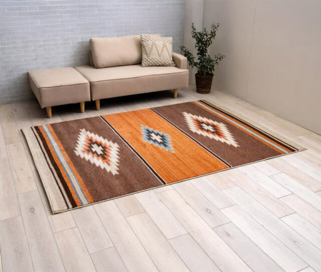 敷くだけでお部屋の雰囲気変わる！存在感のある柄と落ち着いたカラーがGOODな #フロアラグ。密度が高く、丈夫で高級感のあるウィルトン織ならではのしっかりとした厚みと、踏み心地の良さが魅力です。