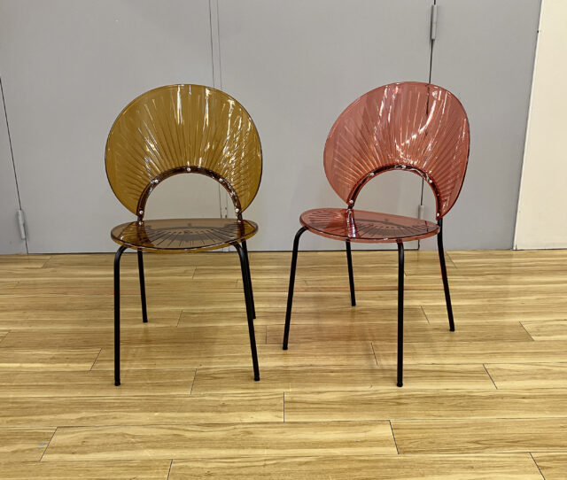 貝殻みたいなフォルムが可愛い！透け感のある素材と美しい曲線デザインの #チェア。置くだけでお部屋が一気にモダン＆スタイリッシュに◎ダイニングチェアとしてはもちろん、デスクやちょっとしたくつろぎスペースにもオススメ♪