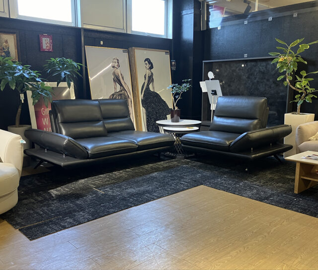 ＜ #プレミアム1点限り＞上質なレザーの風合いが、リビングをワンランク上の空間へ。洗練された佇まいが目を引く、総本革の #3人掛けソファ。お部屋に合わせて自由にレイアウトが可能で、奥行き調整でゆったりとした座り心地に◎肘置きは可動式で、倒せば座面を広く使えます。