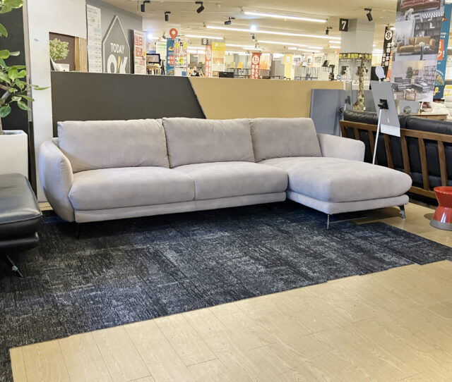 ＜ #プレミアム1点限り＞落ち着いたカラーとやさしい座り心地で、長く愛せるデザインの  #カウチソファ。思わずずっと触れていたくなる、なめらかで心地よい肌触り◎足を伸ばして座ったり、横になったりと贅沢な寛ぎに◎