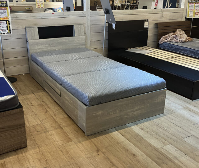 お部屋に合わせやすい！大容量収納の #シングルベッドセット。フレームは、引き出し4杯付き＆コンセント+ライト付きで使い勝手◎マットレスは便利な3つ折りタイプで高密度ウレタンで体をしっかり支えて快適な眠りをサポートしてくれます。