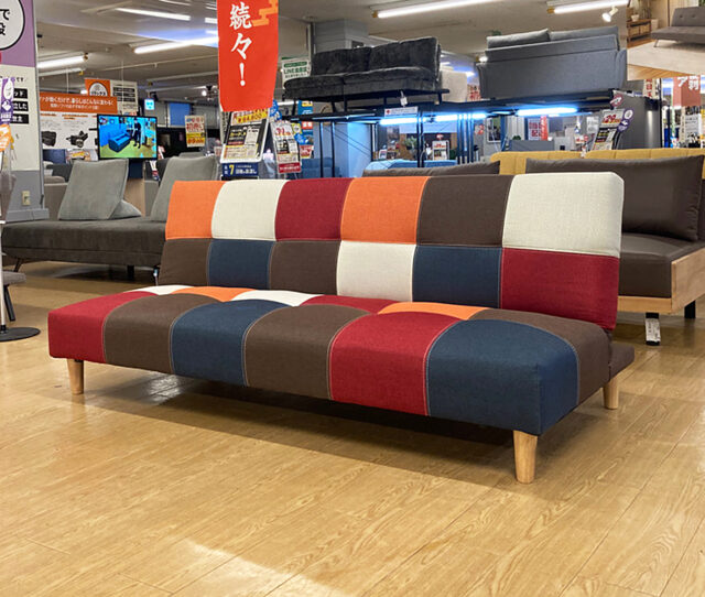 1台2役！鮮やかすぎない絶妙なバランスのカラーリングがGOOD！お部屋に彩りを加えるオシャレな #ソファベッド。普段はゆったりとくつろげるソファとして、背もたれを倒せばベッドに早変わり！急な来客にも対応できる、使い勝手の良さが魅力です。