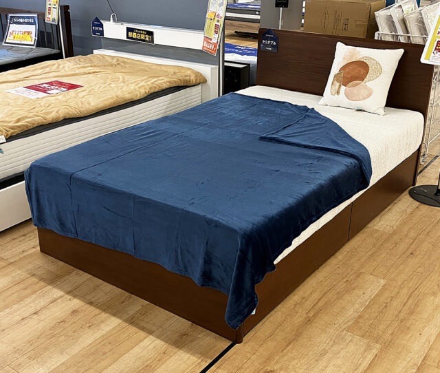 ふわふわでやわらかな肌触りが魅力の #フランネルブランケット。軽やかな掛け心地ながら保温性が高く、寒い季節はもちろん、冷暖房対策としても活躍◎ひざ掛けやソファ用、ベット用として幅広く使え、リラックスタイムをより快適にしてくれます。