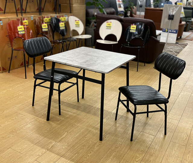 すぐ持ち帰りOK！コンクリート柄がカッコイイ！ヴィンテージ感あふれる食卓3点セット。省スペースだからお部屋が広々◎チェアは合成皮革で水が染みにくく、程よい弾力と安定感のある座り心地◎