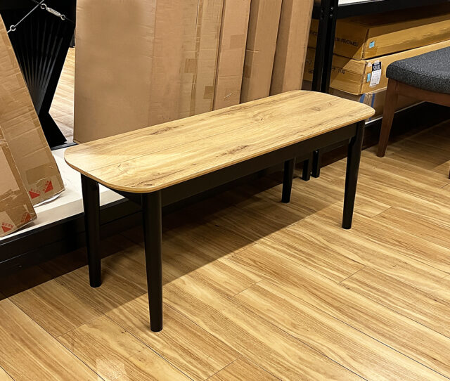 オシャレで人気な #木目ベンチ。背もたれがない分、お部屋が広々と見えて、どの位置からでも立ち座りがしやすく場所も取らず◎リビングや玄関、寝室にピッタリです。