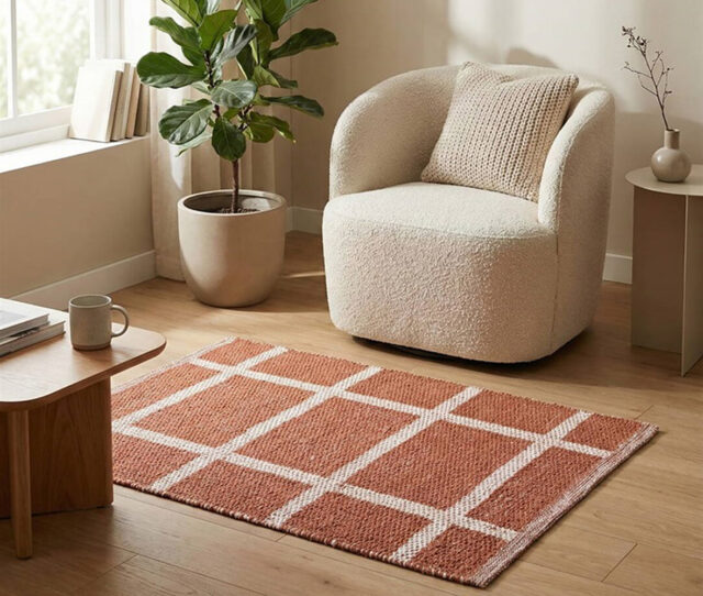 さまざまな場所で使いやすい50×70cmサイズ！一年中快適に使える綿素材と使用した #フロアマット。お部屋の雰囲気をさりげなく垢抜けさせてくれる、オシャレなデザインです。玄関マットとしてはもちろん、姿見の前に敷くのもおすすめ！