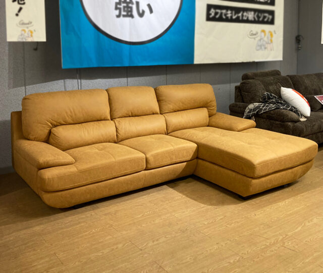 ファブリックレザー使用で、キズ・汚れに強い◎高級感のあるデザインで、お部屋をワンランクUP！幅240cmと大きなサイズで、家族みんなで団らんできる！