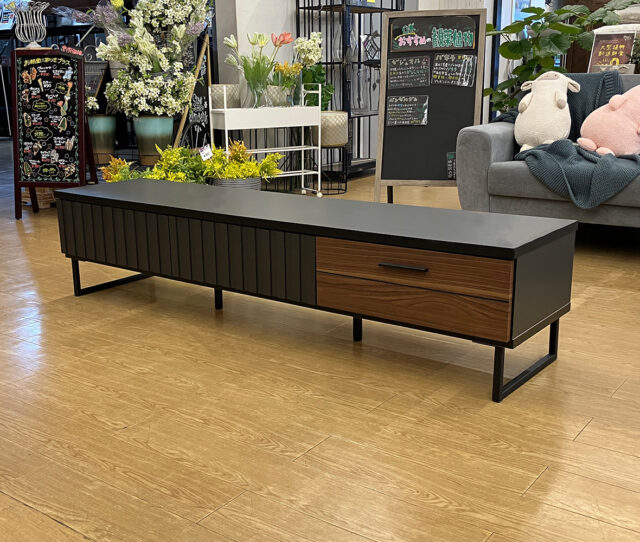 格子デザインの前板と、3トーンカラーが目を惹くオシャレな #TVボード。引き出し2杯はフルオープン仕様で、奥までスムーズに出し入れOK！さらに、ダウンステー仕様の収納スペース付きだかららっぷりしまえて実用性◎圧迫感のないアイアン脚は、お部屋がスッキリみえてお掃除もラク！