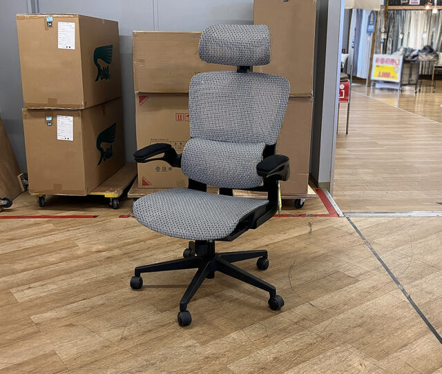 あなた専用のフィット感を。腰の負担を軽減し、毎日の仕事をもっと快適にする #OAチェア。体型や姿勢に合わせて、ランバーサポートが腰をしっかり支える高機能設計。腰を優しく預けるだけで、過度な圧迫感なく自然なS字姿勢へ導きます。