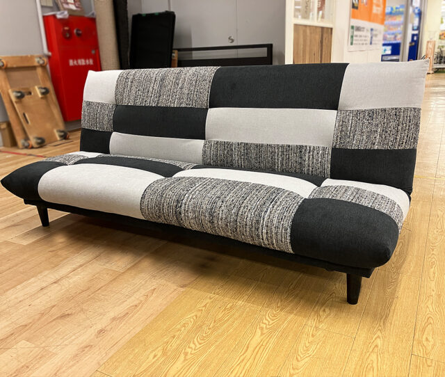 オシャレなパッチワークデザインでお部屋のアクセントに◎普段はくつろぎソファ、来客時やちょっと横になりたいときはベッドとして大活躍の 1台2役ソファベッド。背もたれは3段階調節ができるので、シーンに合わせて快適な姿勢を選べます！