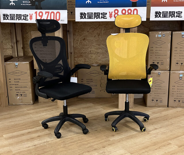 1日中、空気が流れる様な快適さ！軽やかなメッシュ素材と高精度設計で、身体をしっかり支えながらも、やさしくフィット◎座るたびにムレを軽減。長時間のデスクワークでも背中に熱や湿気がこもりにくく、快適な#OAチェアです。