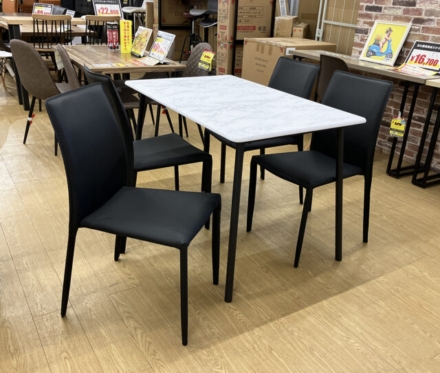 コンパクトサイズ！上品な大理石調デザインの天板が、おしゃれな#ダイニング5点セット。天板は汚れが付きにくく、さっと拭くだけでお手入れ簡単！ブラックカラーのチェアは、空間を引き締めてスタイリッシュな印象に。